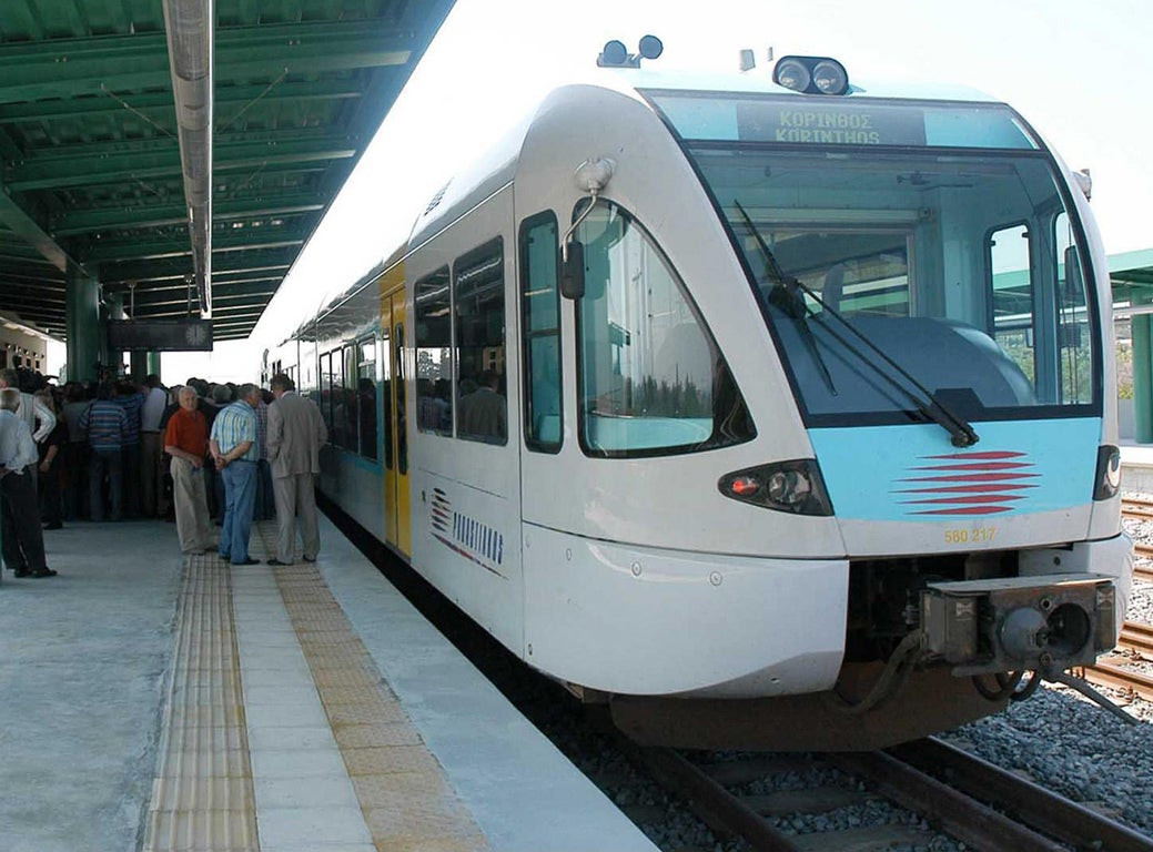 Τραγωδία στην Κόρινθο: «Βουτιά θανάτου» 53χρονης στον προαστιακό